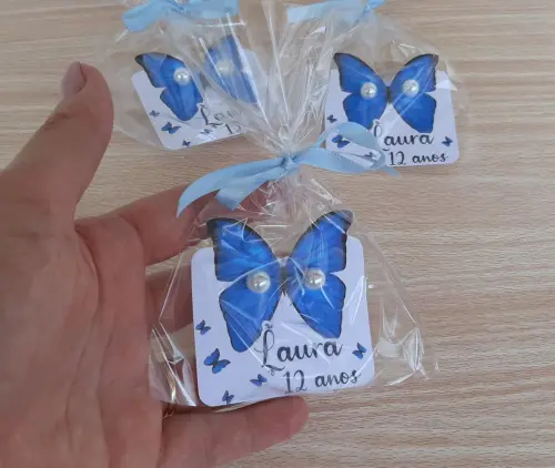 Tag com brinco borboleta azul