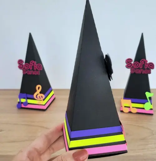 Caixa Pirâmide Festa Neon