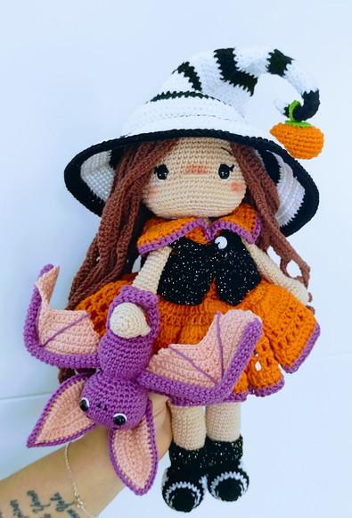 Boneca Bruxinha com Morcego Amigurumi em Crochê