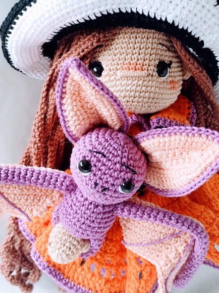 Boneca Bruxinha com Morcego Amigurumi em Crochê