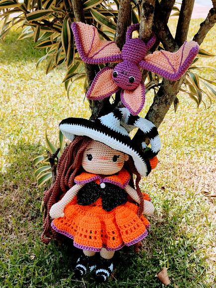 Boneca Bruxinha com Morcego Amigurumi em Crochê