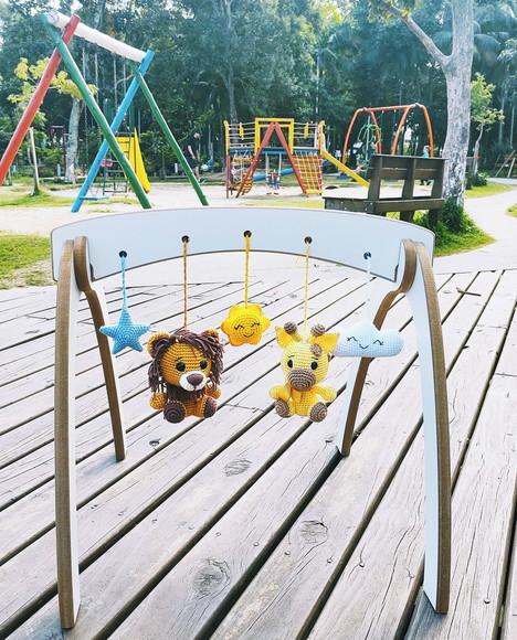 Móbile Baby Gym com Brinquedos em Crochê