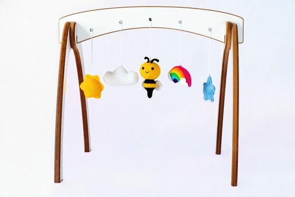 Móbile Baby Gym com Brinquedos em Crochê