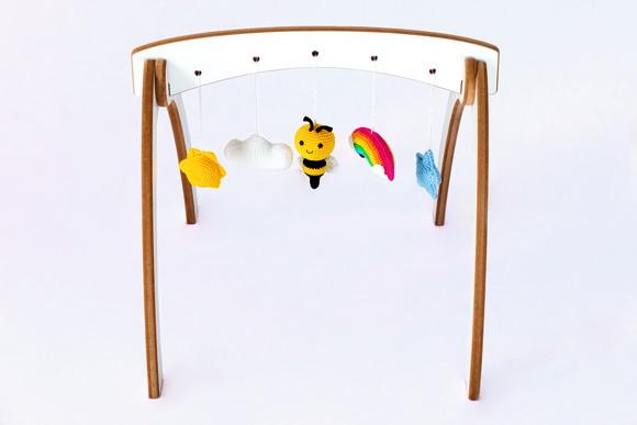 Móbile Baby Gym com Brinquedos em Crochê