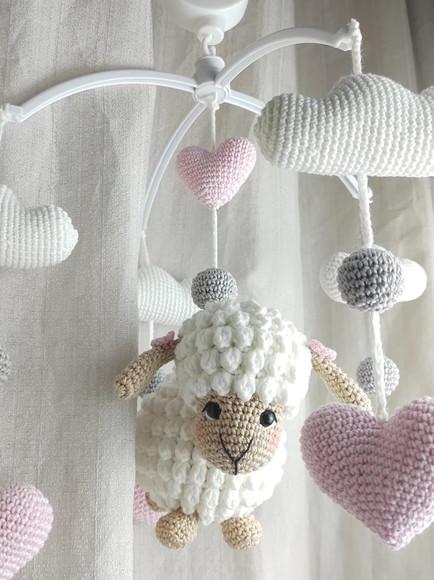 Mobile Musical de Berço Amigurumi Artesanal Ovelha Branco
