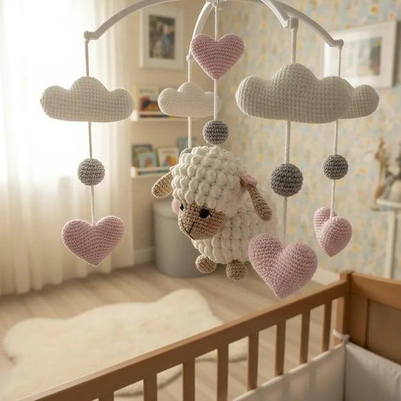 Mobile Musical de Berço Amigurumi Artesanal Ovelha Branco