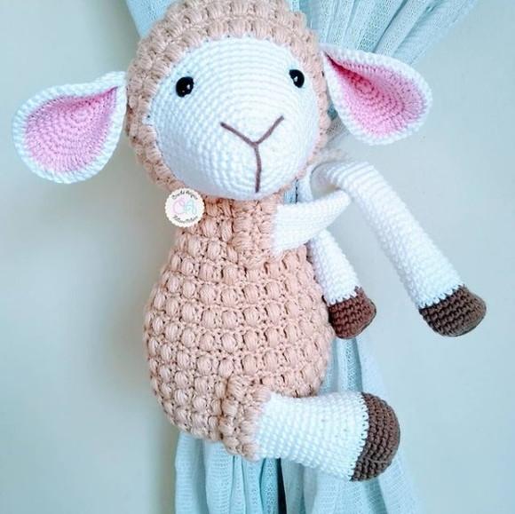Prendedor de Cortina Ovelha Amigurumi em Crochê