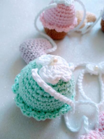 Varal de Berço Cupcake e Corações em Crochê