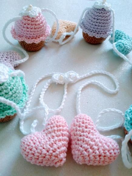 Varal de Berço Cupcake e Corações em Crochê