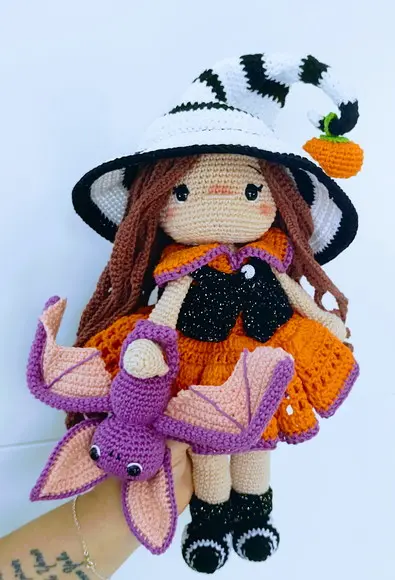Boneca Bruxinha com Morcego Amigurumi em Crochê