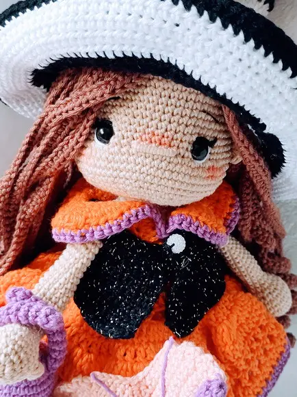 Boneca Bruxinha com Morcego Amigurumi em Crochê