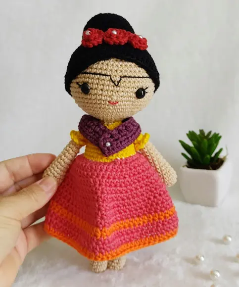 Boneca Frida Kahlo em Crochê