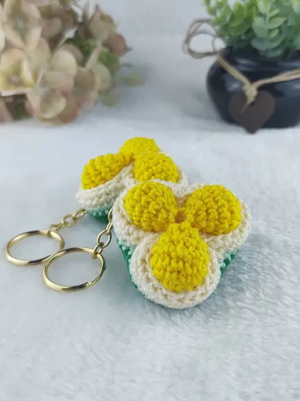 Chaveiro Pequi Amigurumi em Crochê