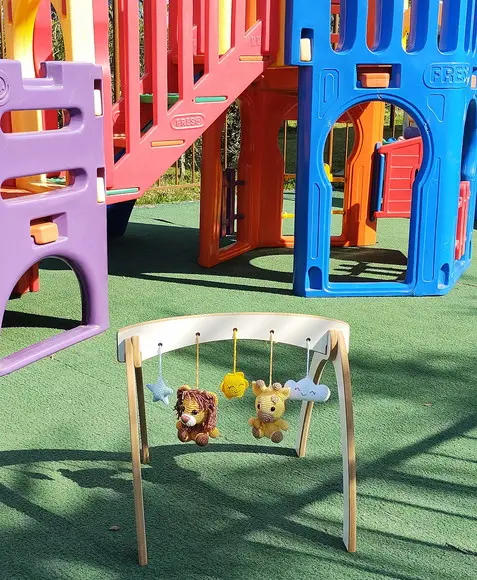 Móbile Baby Gym com Brinquedos em Crochê