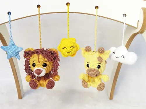 Móbile Baby Gym com Brinquedos em Crochê