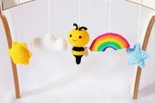 Móbile Baby Gym com Brinquedos em Crochê