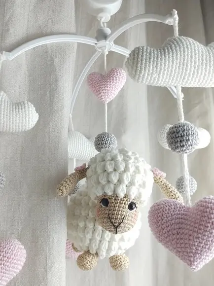 Mobile Musical de Berço Amigurumi Artesanal Ovelha Branco