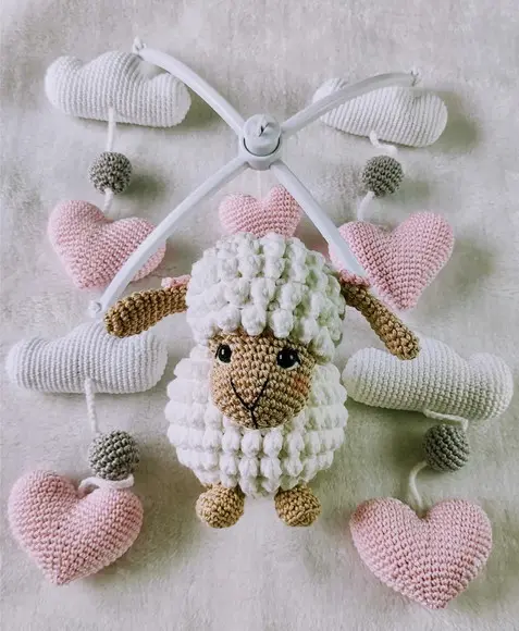 Mobile Musical de Berço Amigurumi Artesanal Ovelha Branco