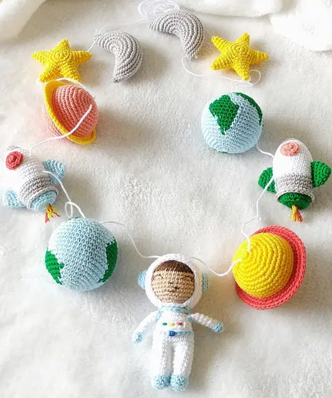 Varal de Berço Astronauta em Crochê