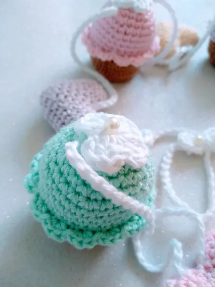 Varal de Berço Cupcake e Corações em Crochê