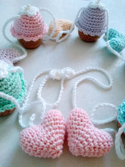 Varal de Berço Cupcake e Corações em Crochê