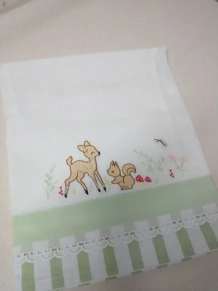 Fralda Bordada com Barrinha na Cor Verde