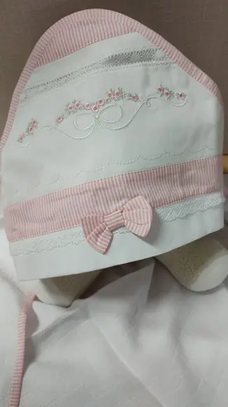 Toalha em Tecido Fralda com Capuz Bordado e Renda de Algodão