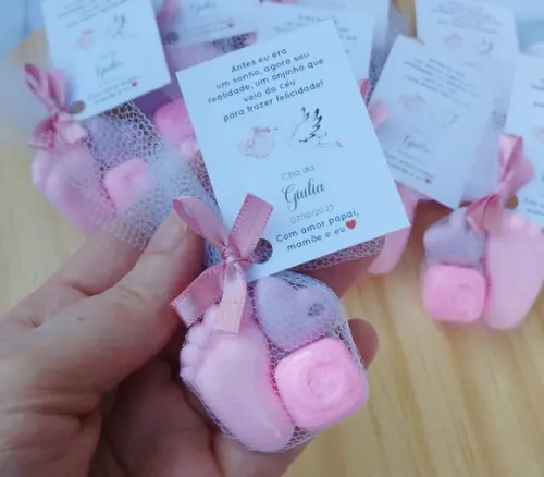 Lembrancinha Pezinho + Letra + Coração - Tule com tag personalizada