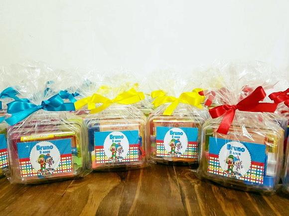 Maleta com Kit  e  para Colorir e Brincar tema Patati Patatá