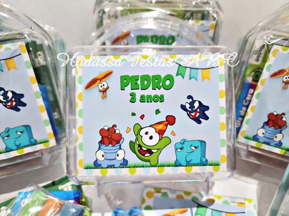 Maleta com Kit para Colorir  e Brincar tema Om Nom