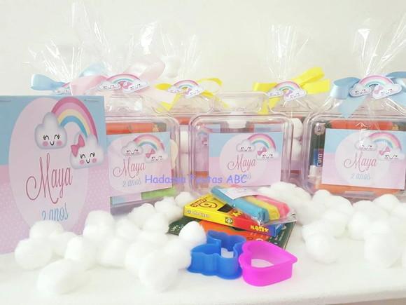 Maleta com Kit para Colorir  e Brincar Tema Chuva de Amor