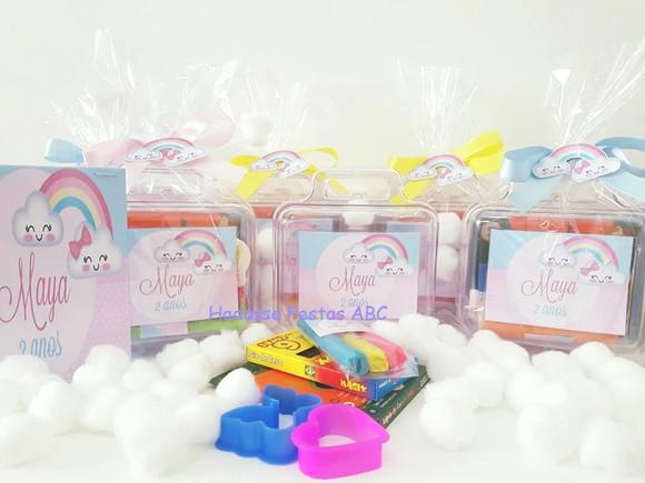 Maleta com Kit para Colorir  e Brincar Tema Chuva de Amor