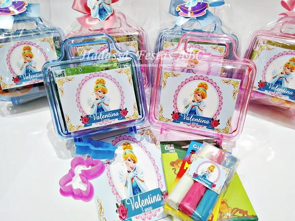 Maleta com Kit para Colorir e Brincar  Tema Cinderela