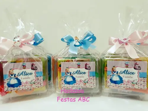 Maleta personalizada com Kit para colorir  e brincar tema Alice n