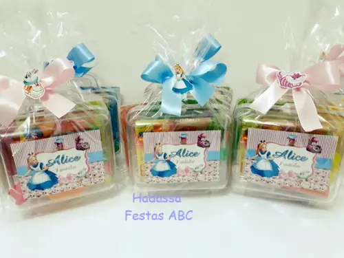 Maleta personalizada com Kit para colorir  e brincar tema Alice n
