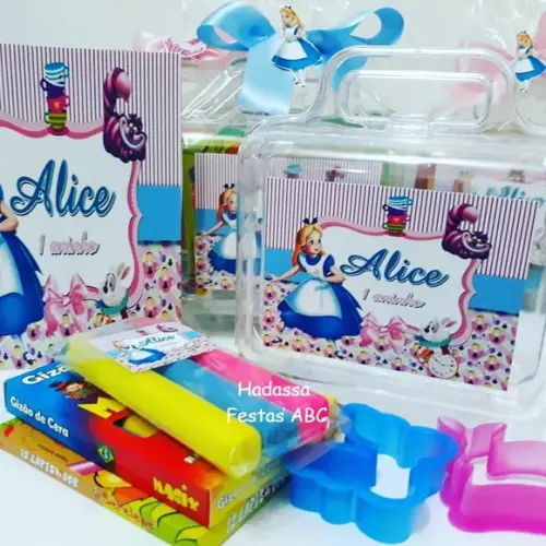 Maleta personalizada com Kit para colorir  e brincar tema Alice no País das Maravilhas