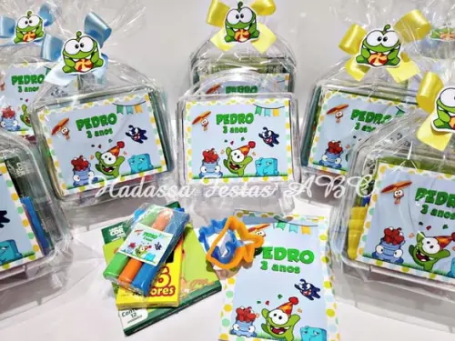 Maleta com Kit para Colorir  e Brincar tema Om Nom