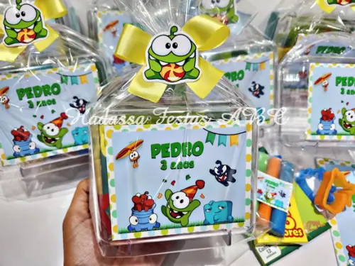 Maleta com Kit para Colorir  e Brincar tema Om Nom