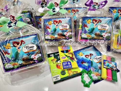 Maleta com Kit para Colorir e Brincar tema  Pequena Sereia