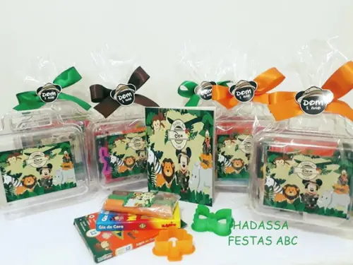 Maleta com Kit para Colorir  e Brincar tema Safári do Mickey