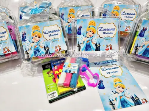 Maleta com Kit para Colorir e Brincar Tema Cinderela