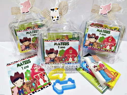 Maleta com Kit para Colorir  e Brincar Tema Fazendinha