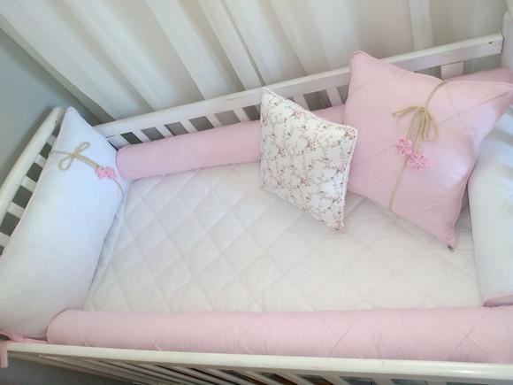 Kit de Berço Rolinho Rosa com Floral 5 Peças
