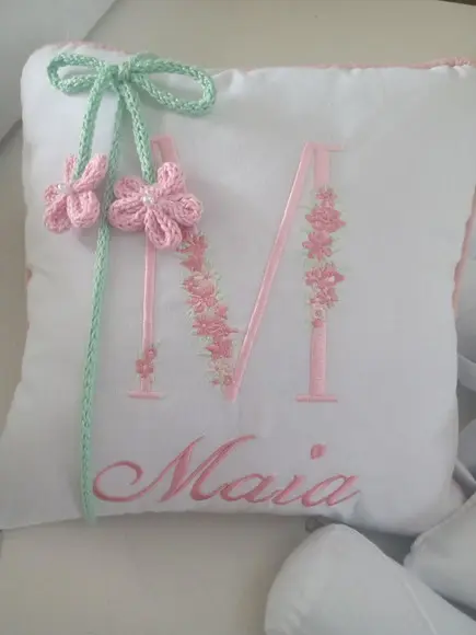 Lembrancinha Mini Almofadinha com Nome Bordado