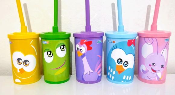 Copo com canudo galinha pintadinha