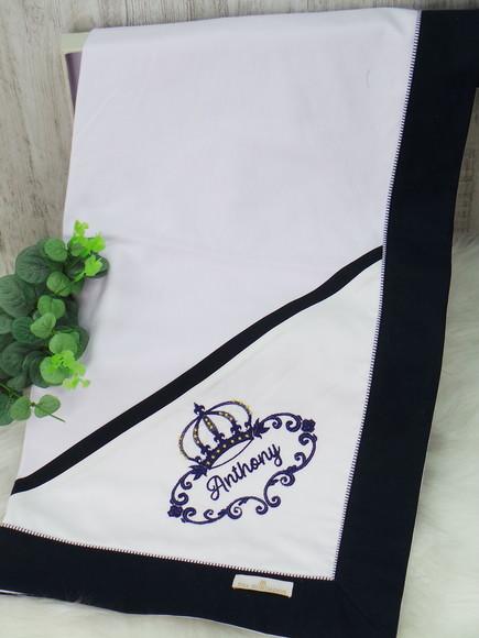 Cueiro bordado personalizado coroa