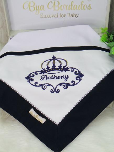 Cueiro bordado personalizado coroa