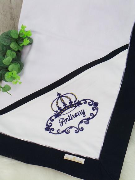 Cueiro bordado personalizado coroa