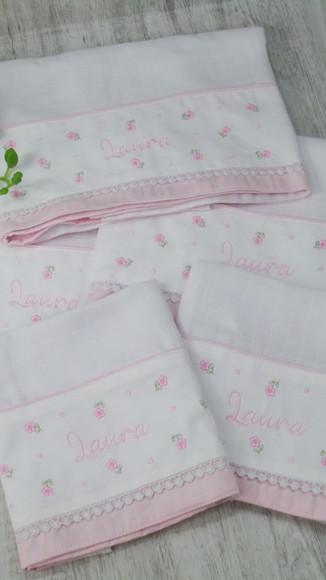 Kit Toalha Fralda e Fraldas Florzinha e Poá