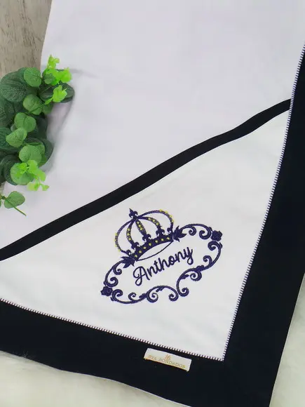Cueiro bordado personalizado coroa